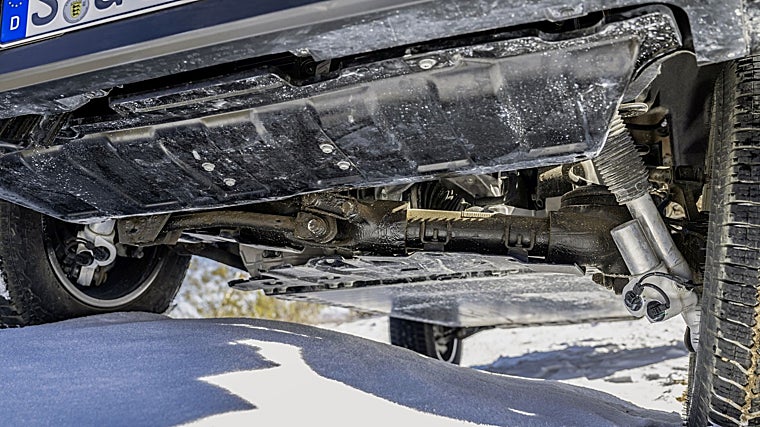 La batería, integrada en el tradicional chasis de largueros modificado, lleva una protección especial