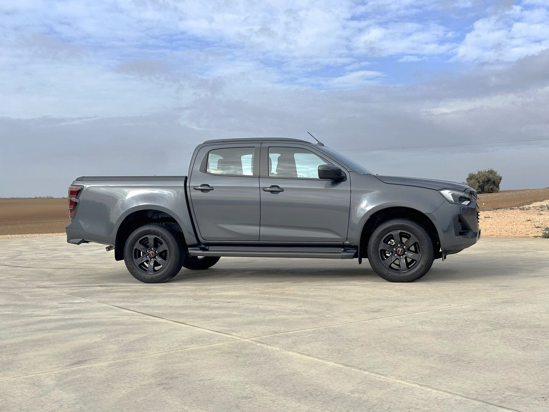 La nueva D-Max es un pick up 4x4 destinado a trabajar en las condiciones más duras, tanto por la capacidad de carga de su cajón posterior, su capacidad de arrastre, que alcanza las 3,5 toneladas