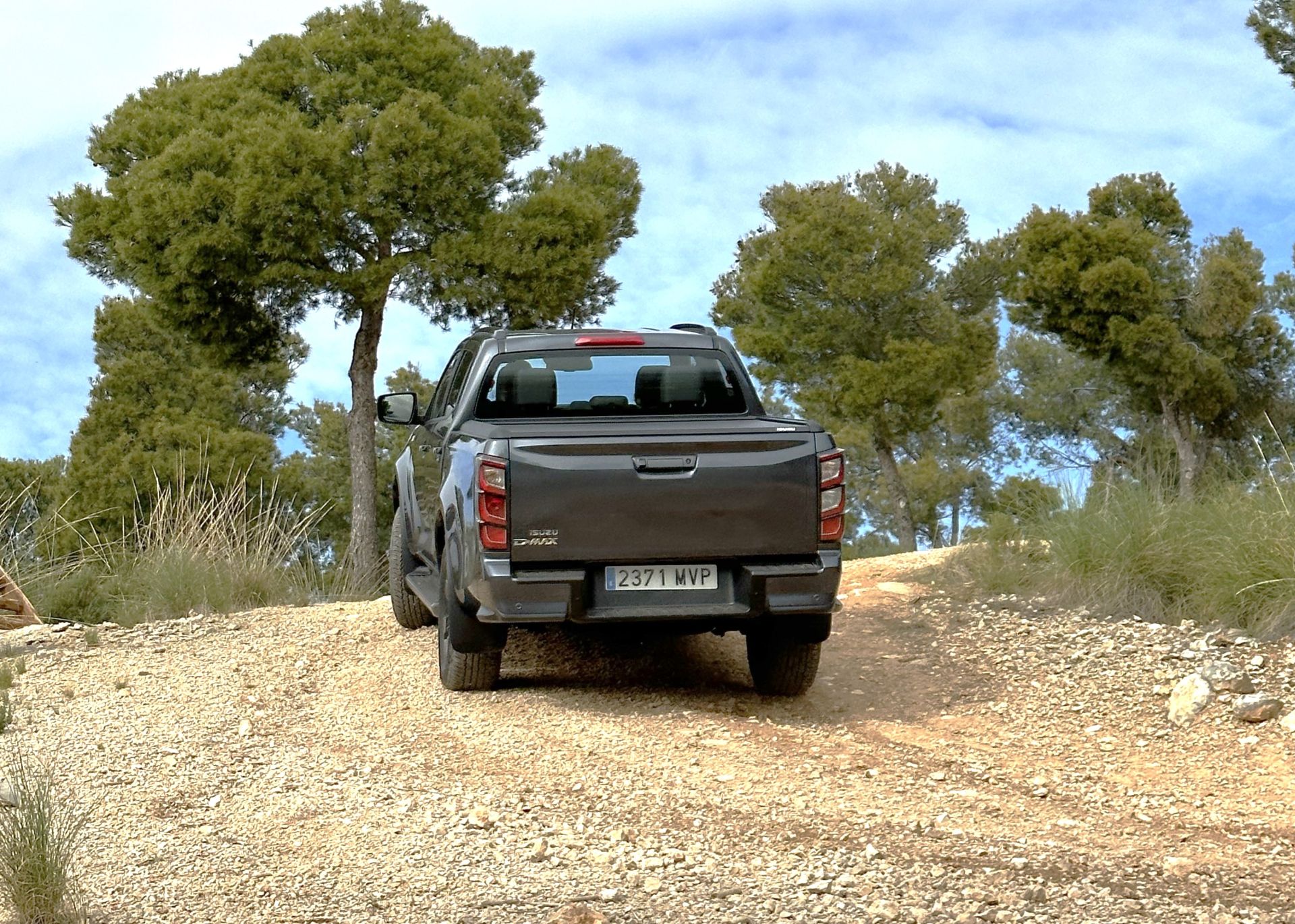 Todas las versiones incorporan pantalla multimedia central de 8 pulgadas (9 pulgadas la versión tope de gama Nitro Sport) y un cockpit semi digital para el conductor de 7,2 pulgadas, donde el conductor puede recibir información en tiempo real muy completa del vehículo y de todos los sistemas de ayuda a la conducción disponibles