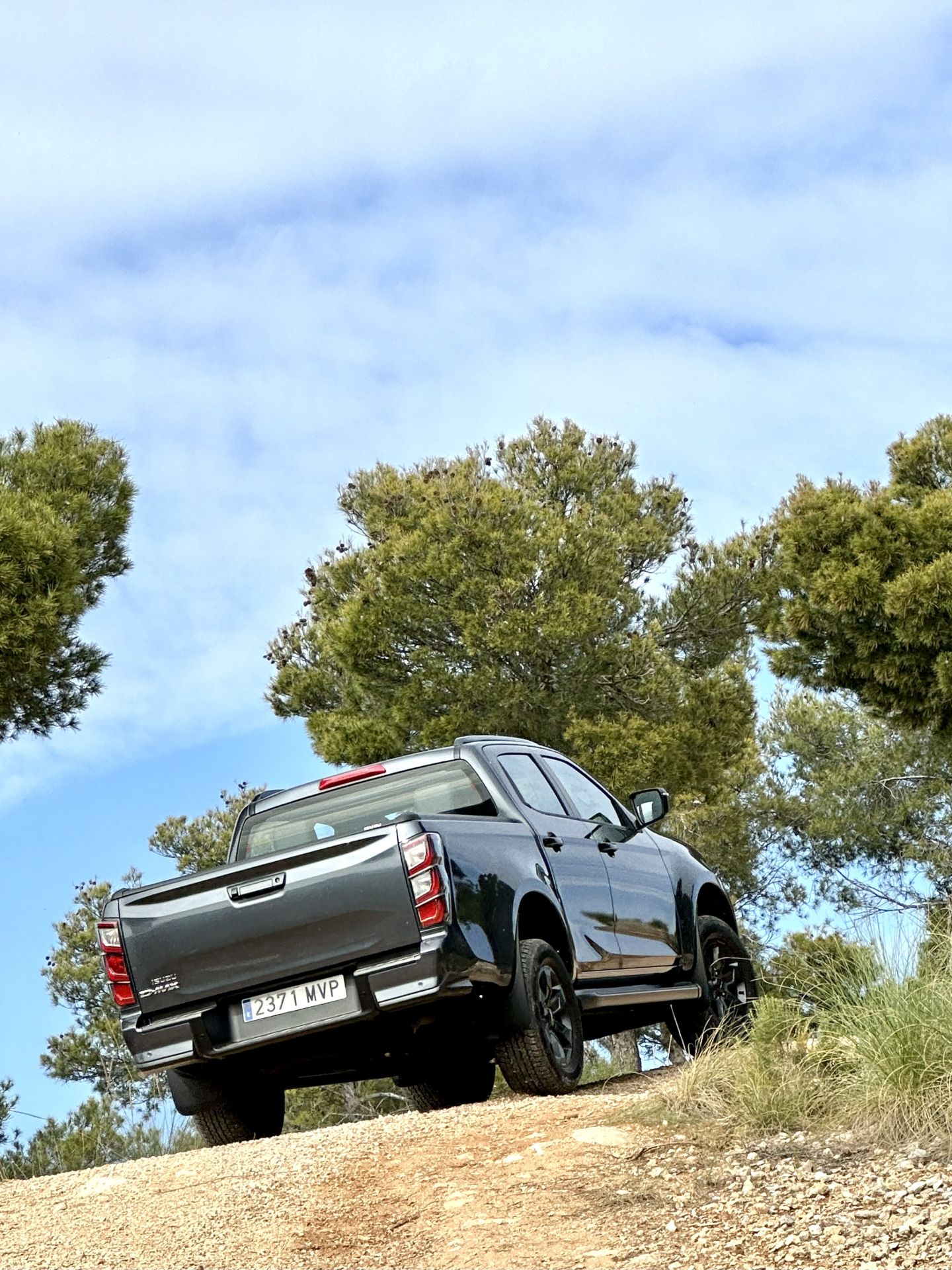 La oferta se reduce a 2 tipos de cabinas -Space y Crew- todas ellas con tracción 4x4, transmisión automática y asociadas al ya conocido motor diésel de 4 cilindros y 164 CV