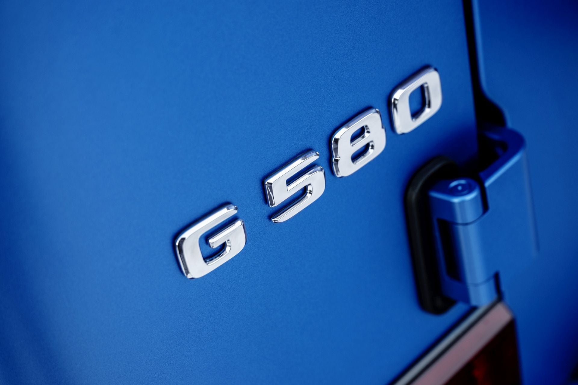 El fabricante se ha deshecho de la nomenclatura EQ y pasa a unos nombres más convencionales. Ahora, el eléctrico se llama G 580 por la potencia que desarrolla (587 CV)