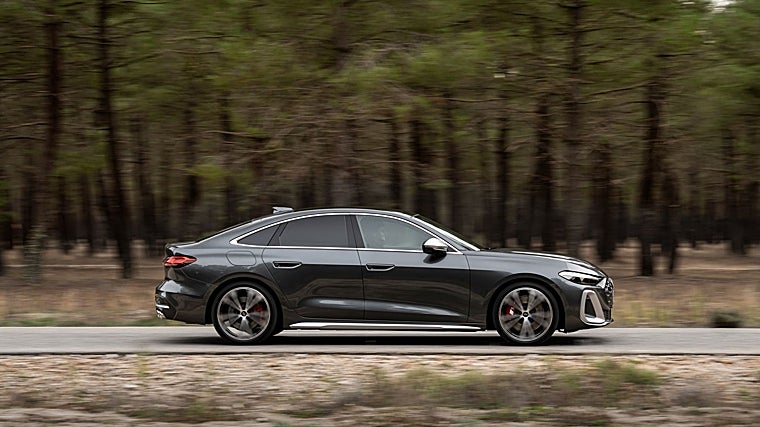 Tanto en la versión sedán como en la familiar Avant, la longitud del nuevo Audi A5 es de 4,83 m, 35 cm más largo que el primer A4 de 1994