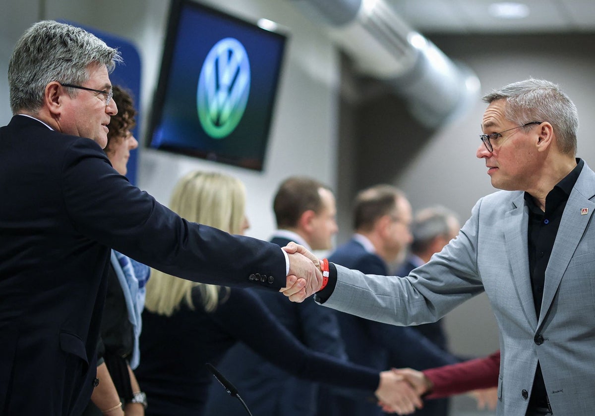 El negociador de Volkswagen, Meinswinkel, le da la mano a su homólogo de IG Metall, Gröger.