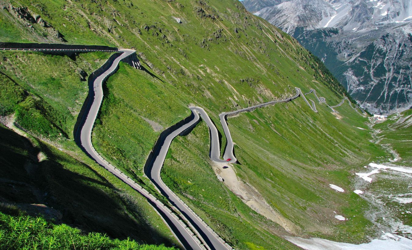 Carretera de Stelvio (Italia). Este paso es famoso por sus serpenteantes curvas y su gran altitud. Situada en los Alpes, esta carretera de montaña es un reto tanto para los ciclistas como para los conductores, con curvas cerradas y cambios bruscos en la elevación.