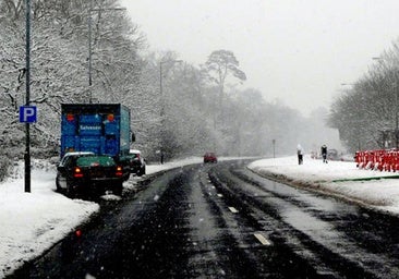 Hielo, nieve, niebla… Riesgos invisibles en invierno a los que debemos temer si cogemos el coche