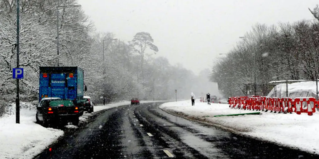 Hielo, nieve, niebla… Riesgos invisibles en invierno a los que debemos temer si cogemos el coche