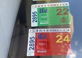 Vuelve el bulo de la pegatina de la ITV: ¿es obligatorio llevarla en el parabrisas?