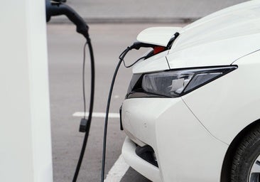 El Gobierno deja en el limbo durante al menos dos meses las ayudas al coche eléctrico