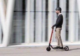 Cómo debe ser el casco que te tienes que comprar si vas en patinete eléctrico