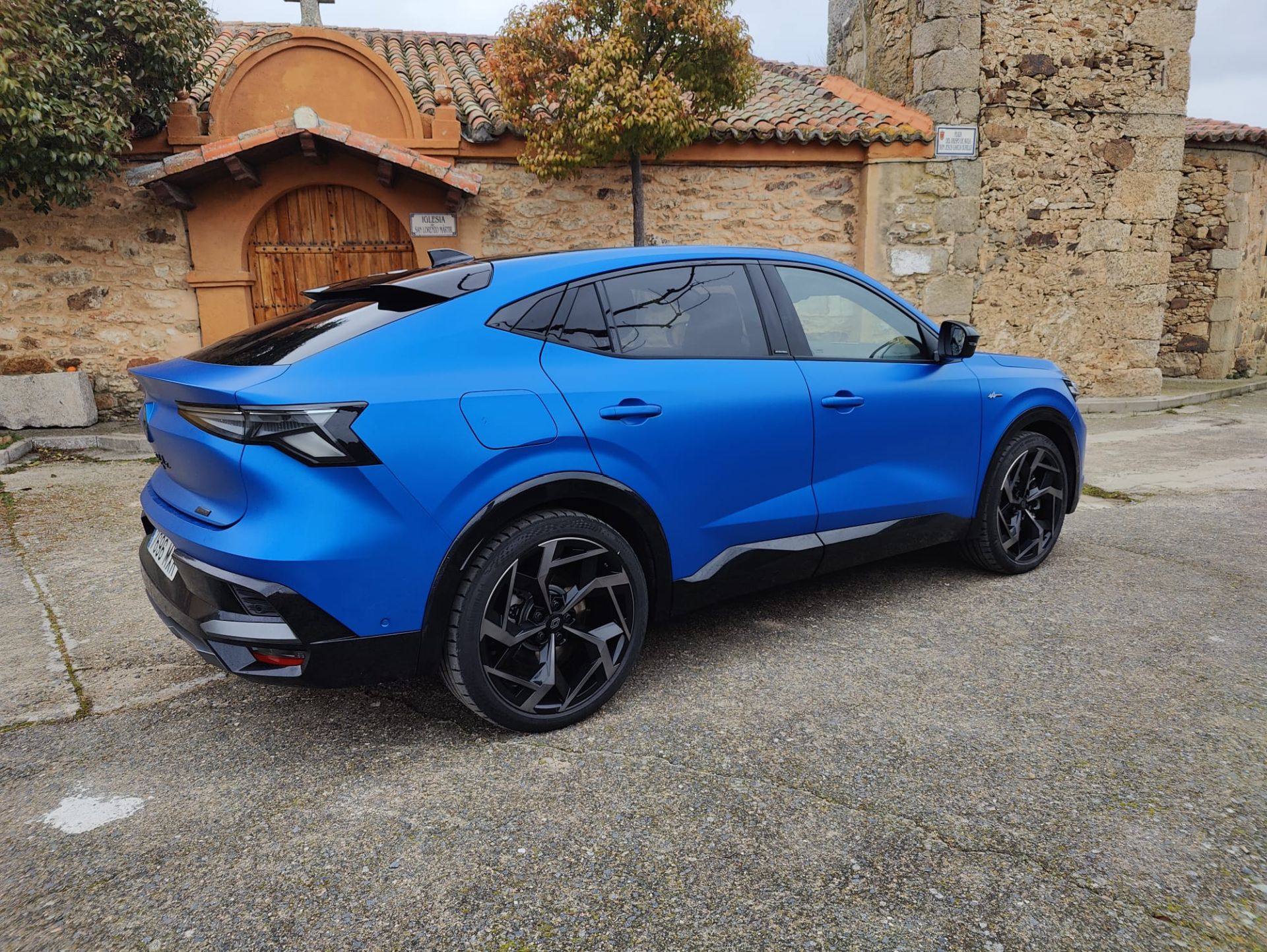 Con una autonomía en modo eléctrico de hasta 100 km (WLTP), el Rafale permite realizar trayectos urbanos y suburbanos sin emisiones locales.