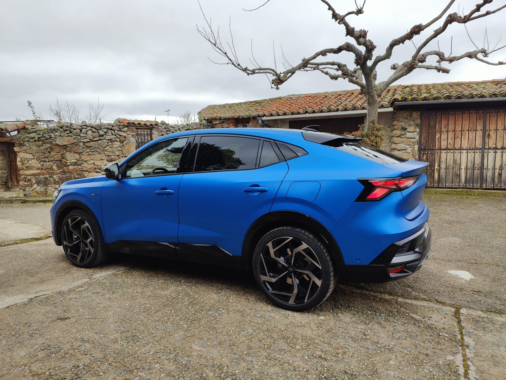 Renault Rafale es un SUV híbrido que combina diseño, tecnología y eficiencia. Su motor híbrido enchufable ofrece una conducción emocionante y respetuosa con el medio ambiente.