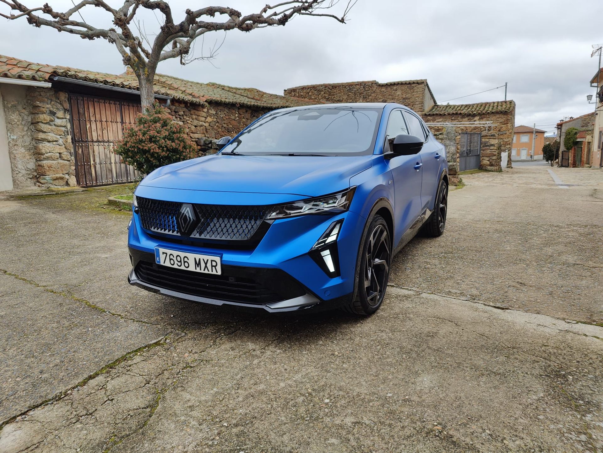 Una de las características más llamativas del Rafale es la amplia gama de colores disponibles, entre los que destaca el azul mate.