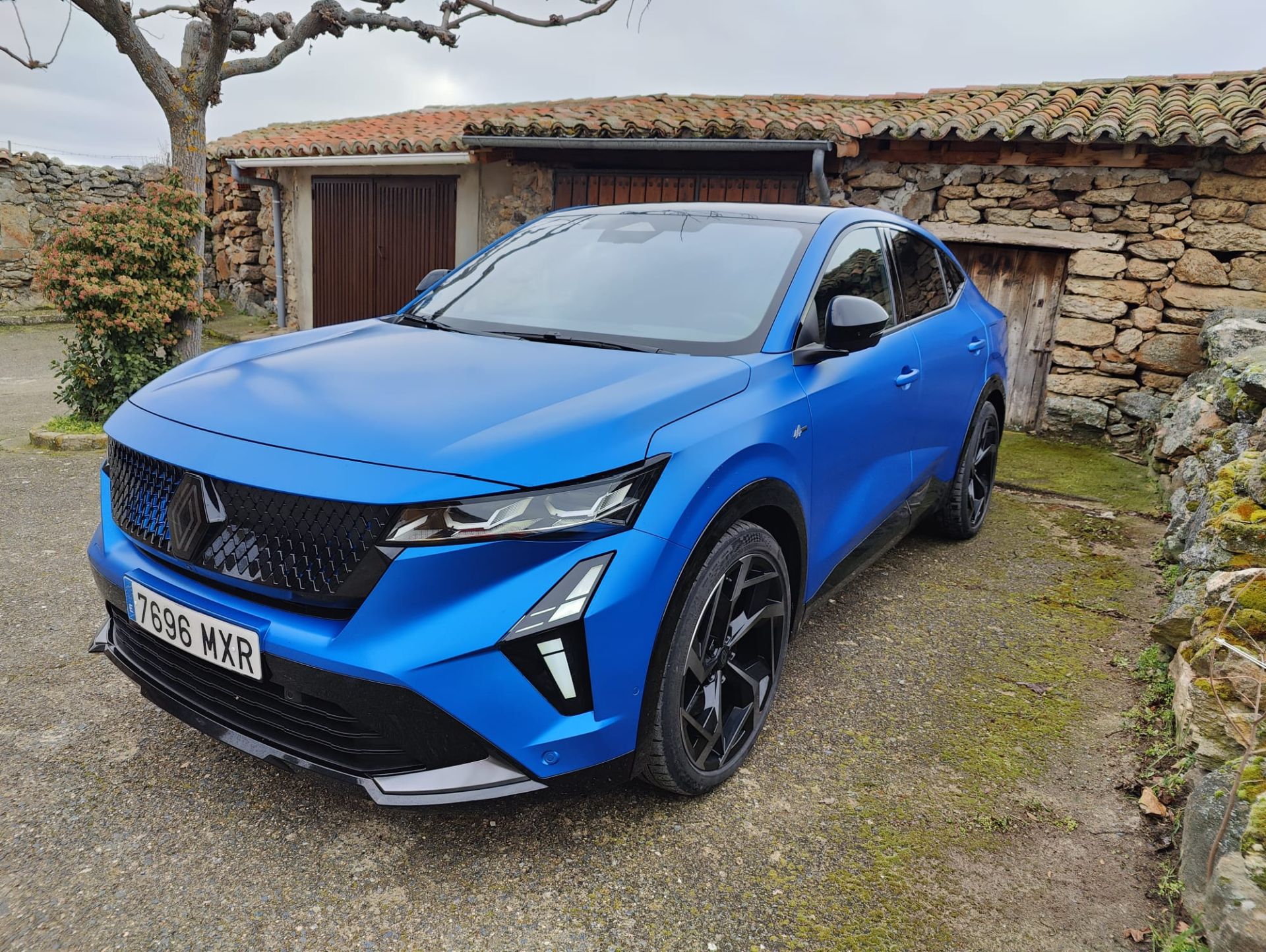 El nombre "Rafale" hace referencia a una ráfaga de viento y está inspirado en el mundo de la aviación. Este nombre evoca la sensación de velocidad y dinamismo que transmite el vehículo.