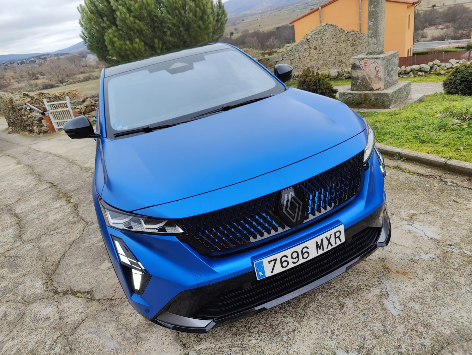 Sus líneas fluidas y su parte trasera afilada contribuyen a reducir la resistencia al aire y, por lo tanto, a mejorar la eficiencia.