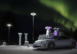 Con Porsche Taycan en el Ártico, un viaje hacia la aurora boreal