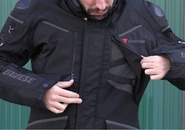 Cuero y Kevlar: El tejido que debe tener la chaqueta que elijas para tu moto