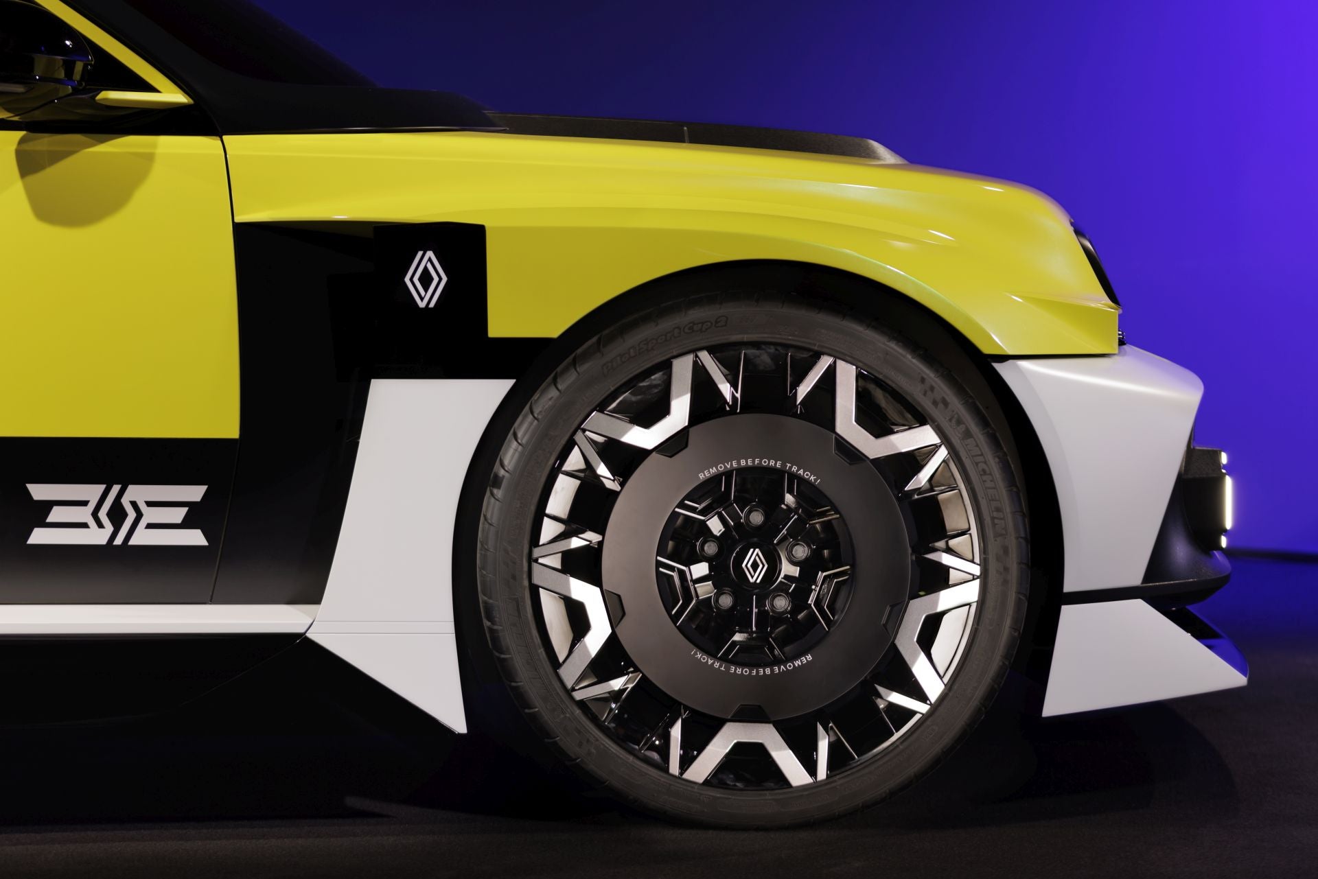 Para maximizar la eficiencia del flujo de aire, las entradas de aire laterales del parachoques canalizan el aire por delante de las ruedas, mientras que las tomas de aire en las aletas traseras canalizan el flujo por debajo de las luces. Se trata en este caso de las entradas de aire laterales superiores, mientras que las entradas laterales inferiores sirven para enfriar los frenos. Una de ellas, en el lateral izquierdo, esconde además la trampilla de carga de la batería.