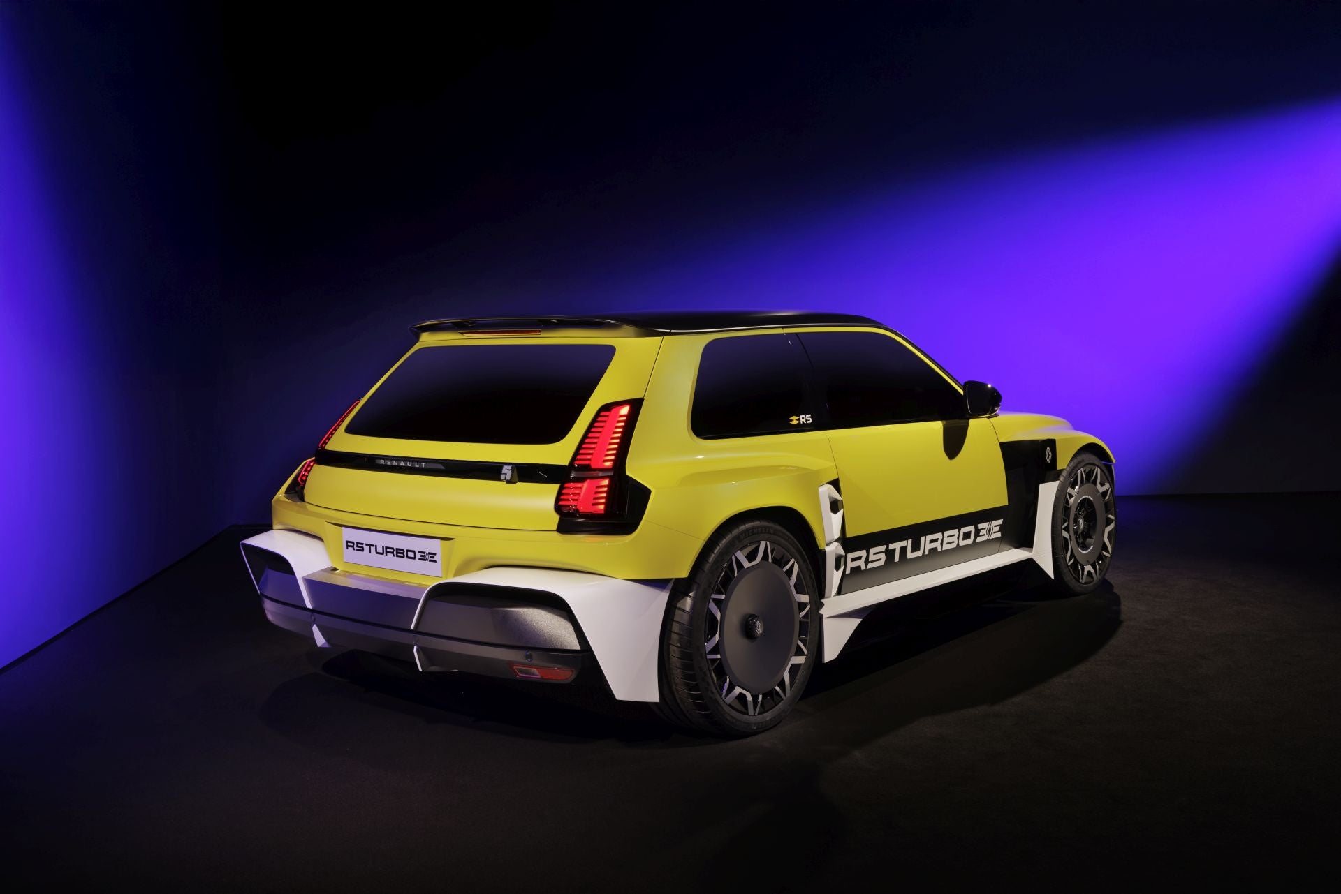 Encontramos algunas características y elementos de Renault 5 E-Tech eléctrico, como las luces traseras y los retrovisores exteriores, pero la idea principal del proyecto era revivir la herencia legendaria de estos dos modelos de la época de 1980 integrando al mismo tiempo tecnologías modernas para proyectar el vehículo en su época y optimizar sus prestaciones. Es el principio del ‘retrofuturismo’, que ya prevaleció en la reinterpretación de Renault 5 y Renault 4 para crear Renault 5 E-Tech eléctrico y Renault 4 E-Tech eléctrico.