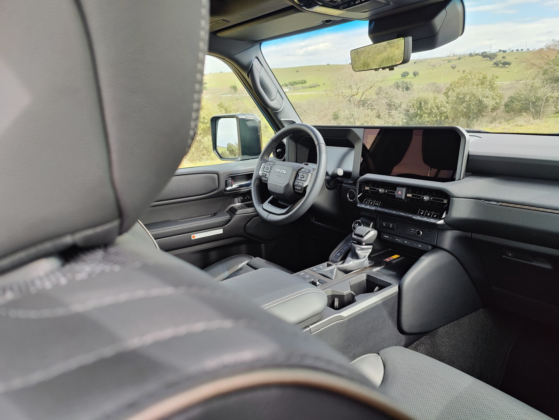 La First Edition viene con un equipamiento completo que incluye: Sistema de infoentretenimiento con pantalla táctil. Sistemas de asistencia a la conducción avanzados. Asientos de cuero y otros elementos de confort.