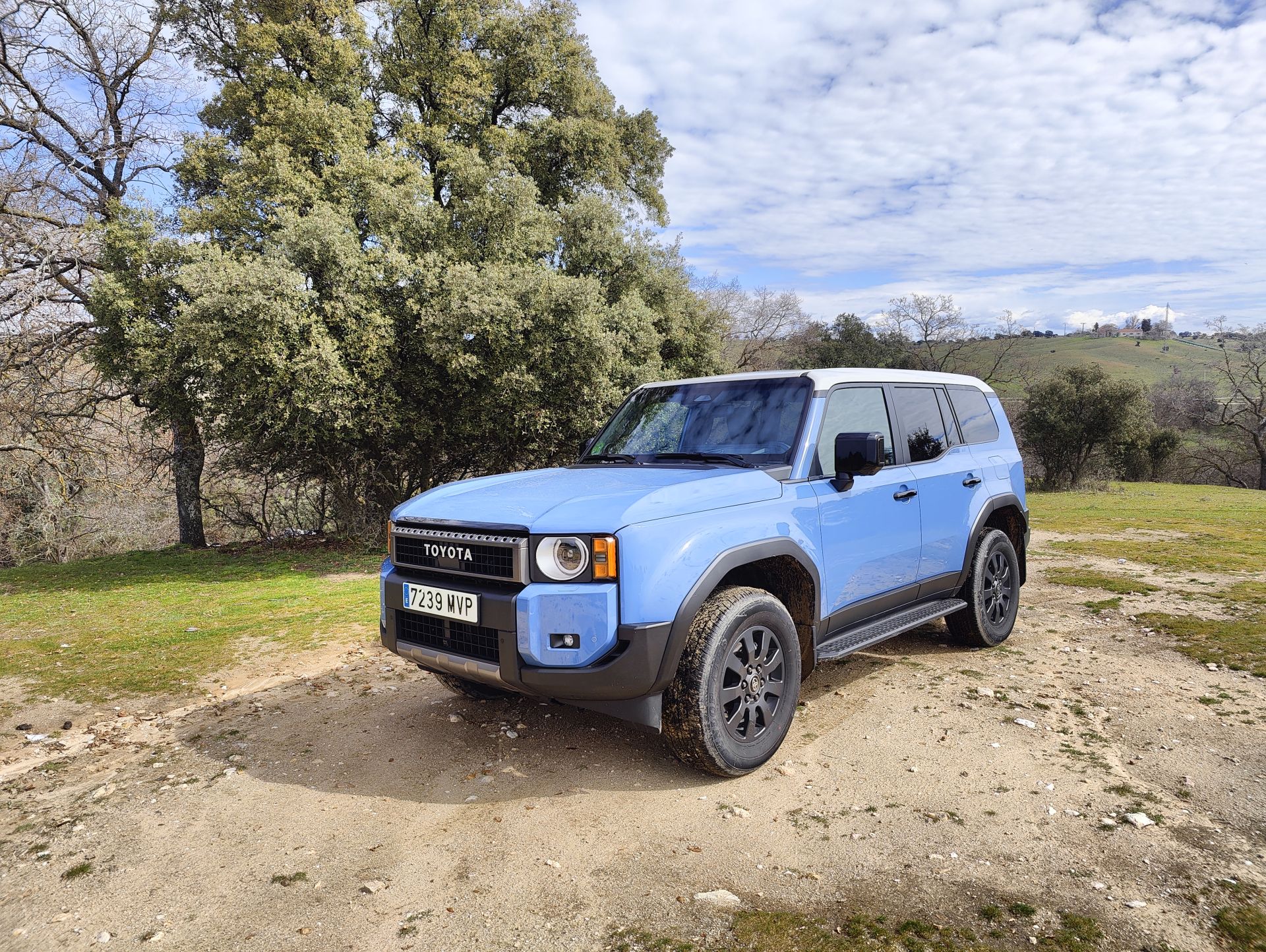 El Toyota Land Cruiser 2024 First Edition es una versión especial de lanzamiento que celebra el regreso de este icónico todoterreno.