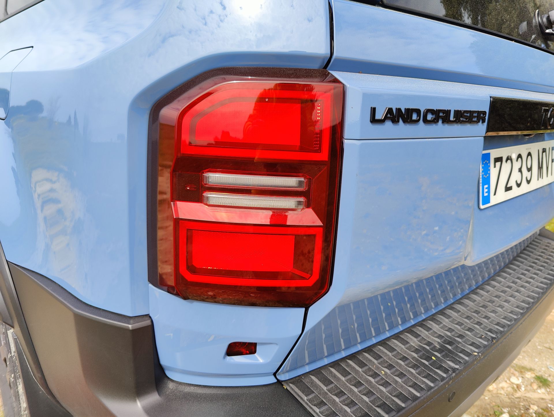 Además, cuenta con elementos específicos de la First Edition, como placas identificativas y detalles de diseño únicos.