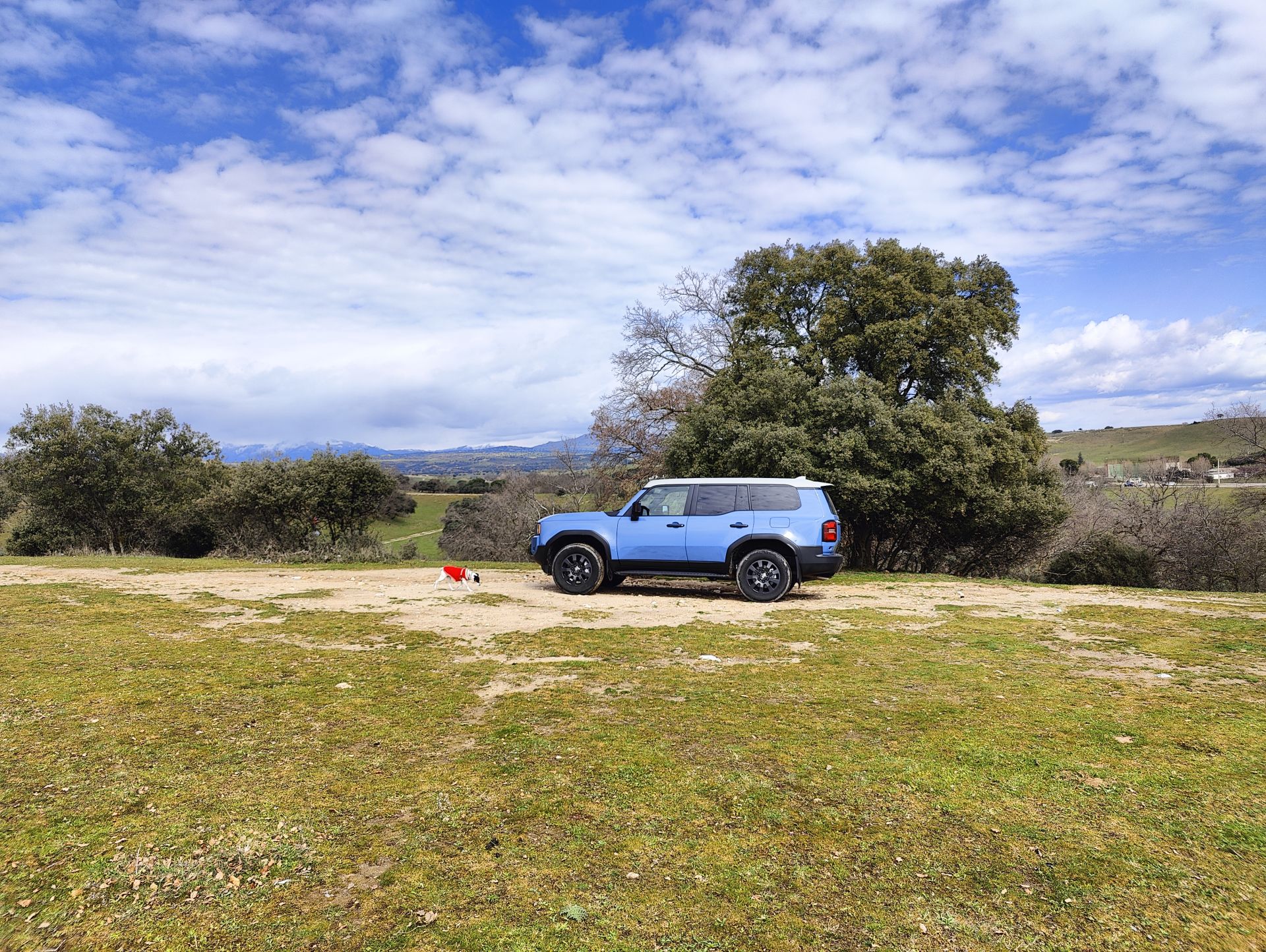 Está diseñado para ofrecer un excelente rendimiento tanto en carretera como fuera de ella.