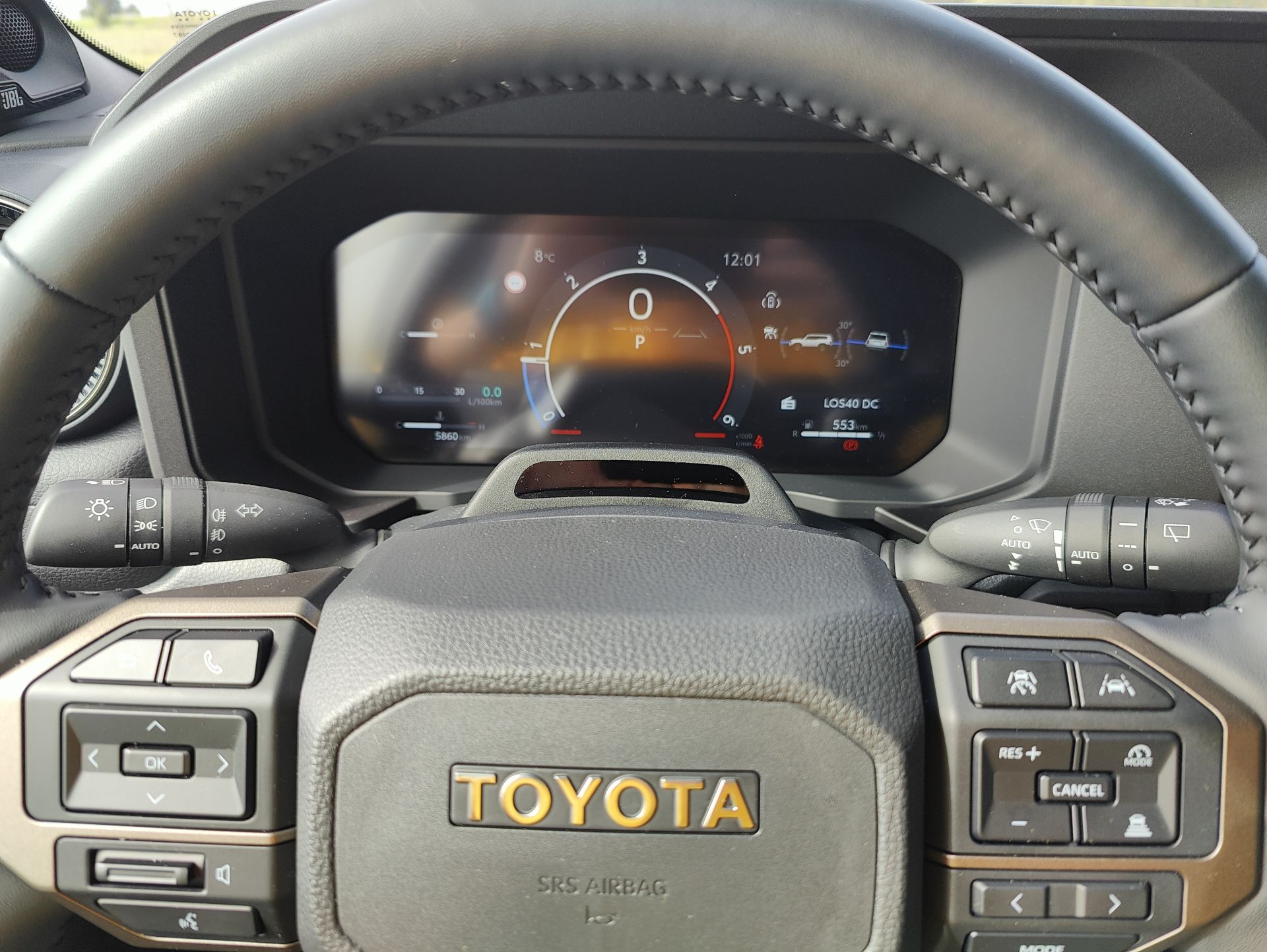 La First Edition viene con un equipamiento completo que incluye: Sistema de infoentretenimiento con pantalla táctil. Sistemas de asistencia a la conducción avanzados. Asientos de cuero y otros elementos de confort.