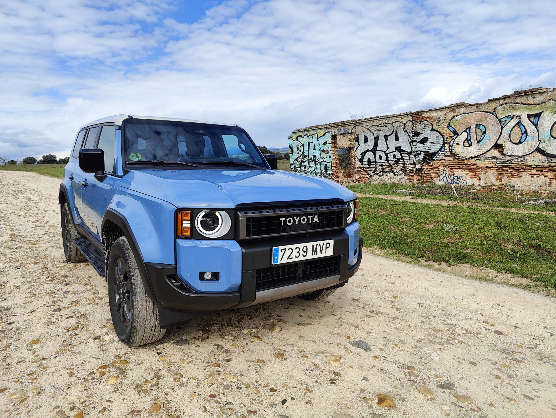 La First Edition es una edición limitada, por lo que su disponibilidad es reducida. Está dirigida a los entusiastas del Land Cruiser que buscan un modelo exclusivo y con un diseño especial.