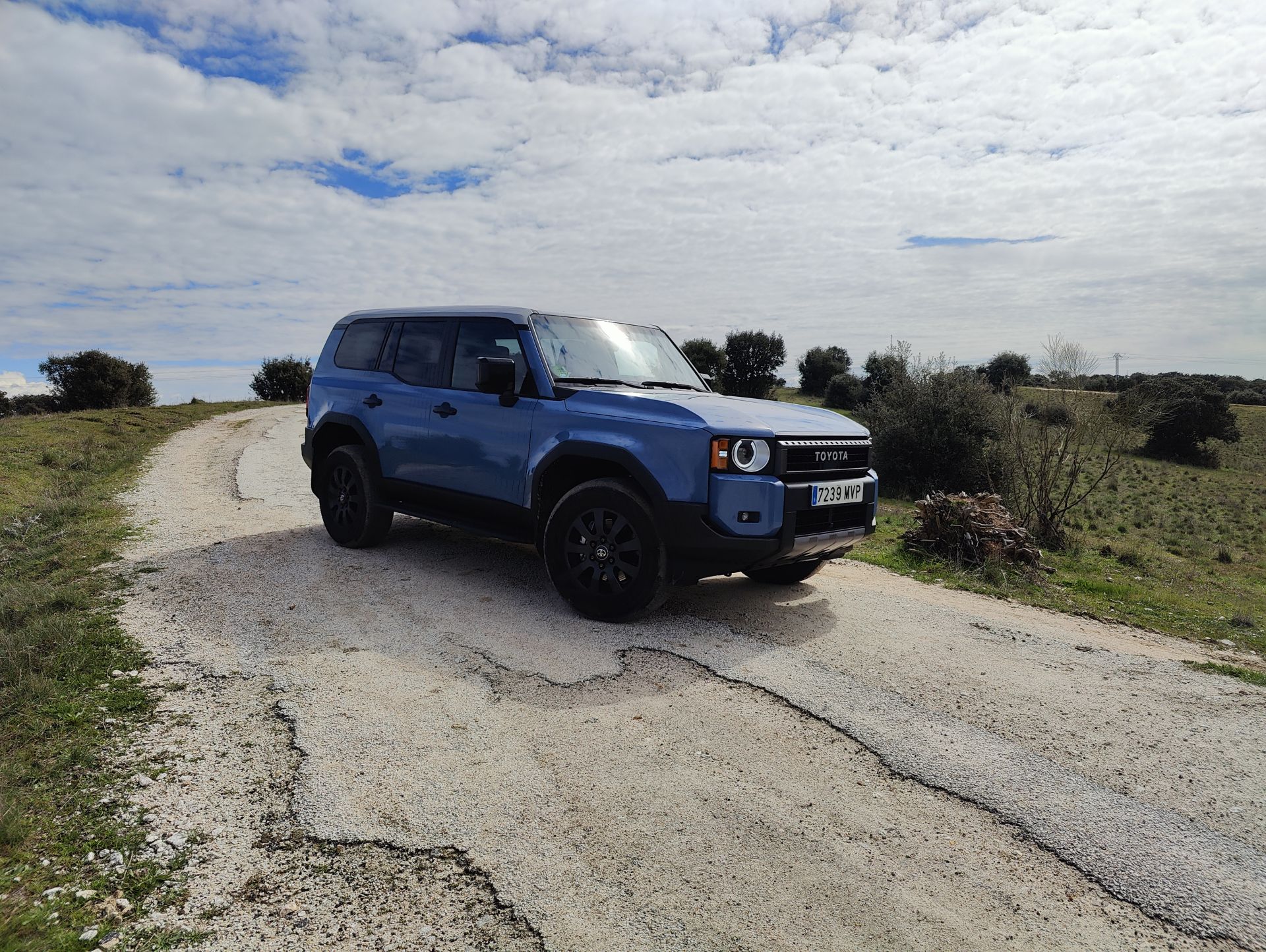 El Toyota Land Cruiser 2024 First Edition es un modelo que combina la tradición y la modernidad, ofreciendo un diseño retro, un equipamiento exclusivo y unas capacidades todoterreno excepcionales.