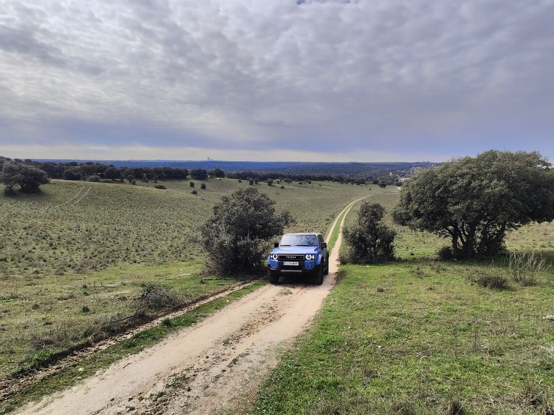 El nuevo Land Cruiser aumenta más si cabe su capacidad todoterreno gracias a una nueva barra estabilizadora frontal.