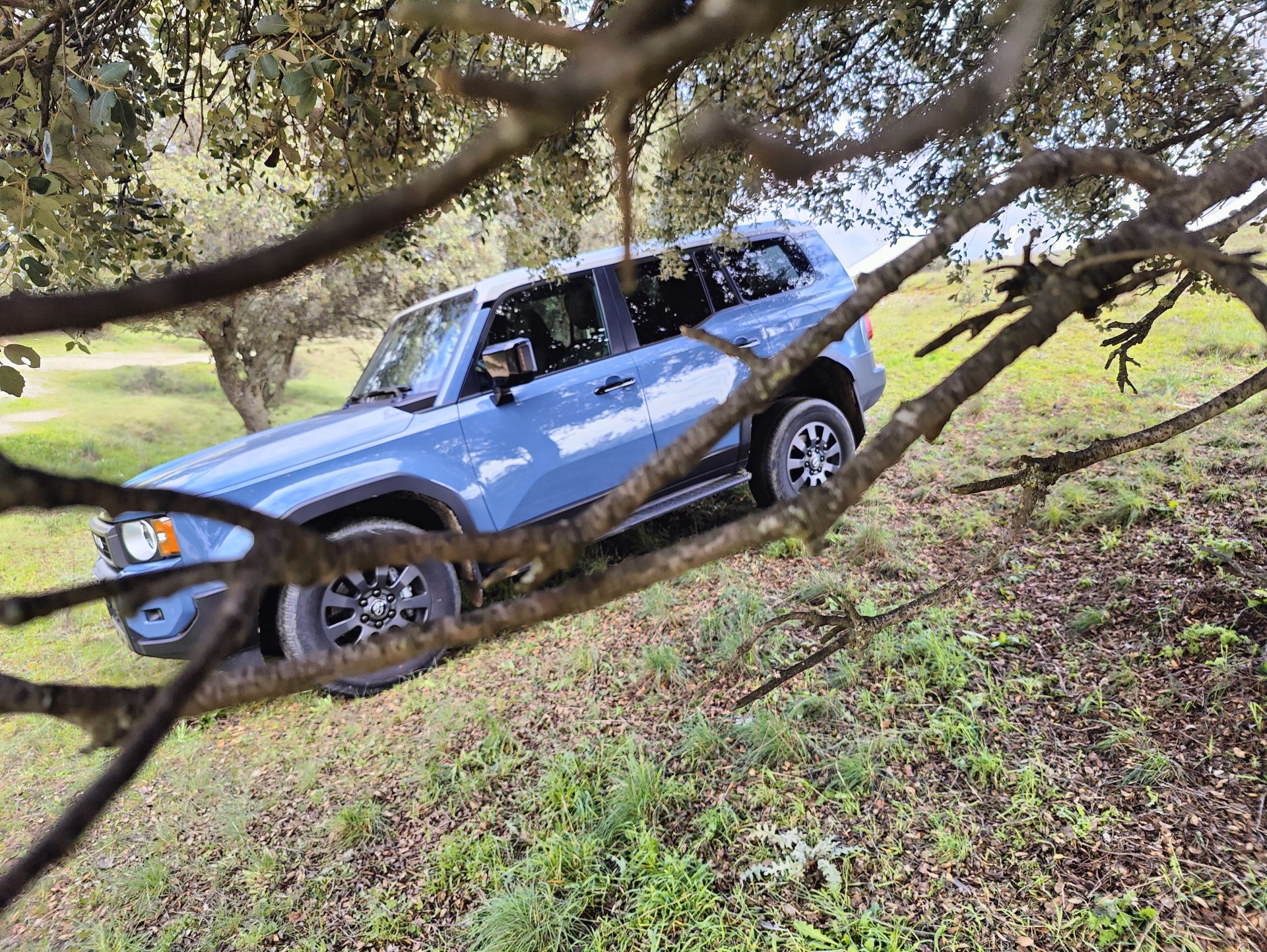 El nuevo Land Cruiser se basa en sus fortalezas tradicionales de calidad, durabilidad y fiabilidad, combinando el ADN de todoterreno legendario de las generaciones precedentes con nuevas tecnologías para ofrecer un rendimiento excepcional en carretera y fuera de ella.