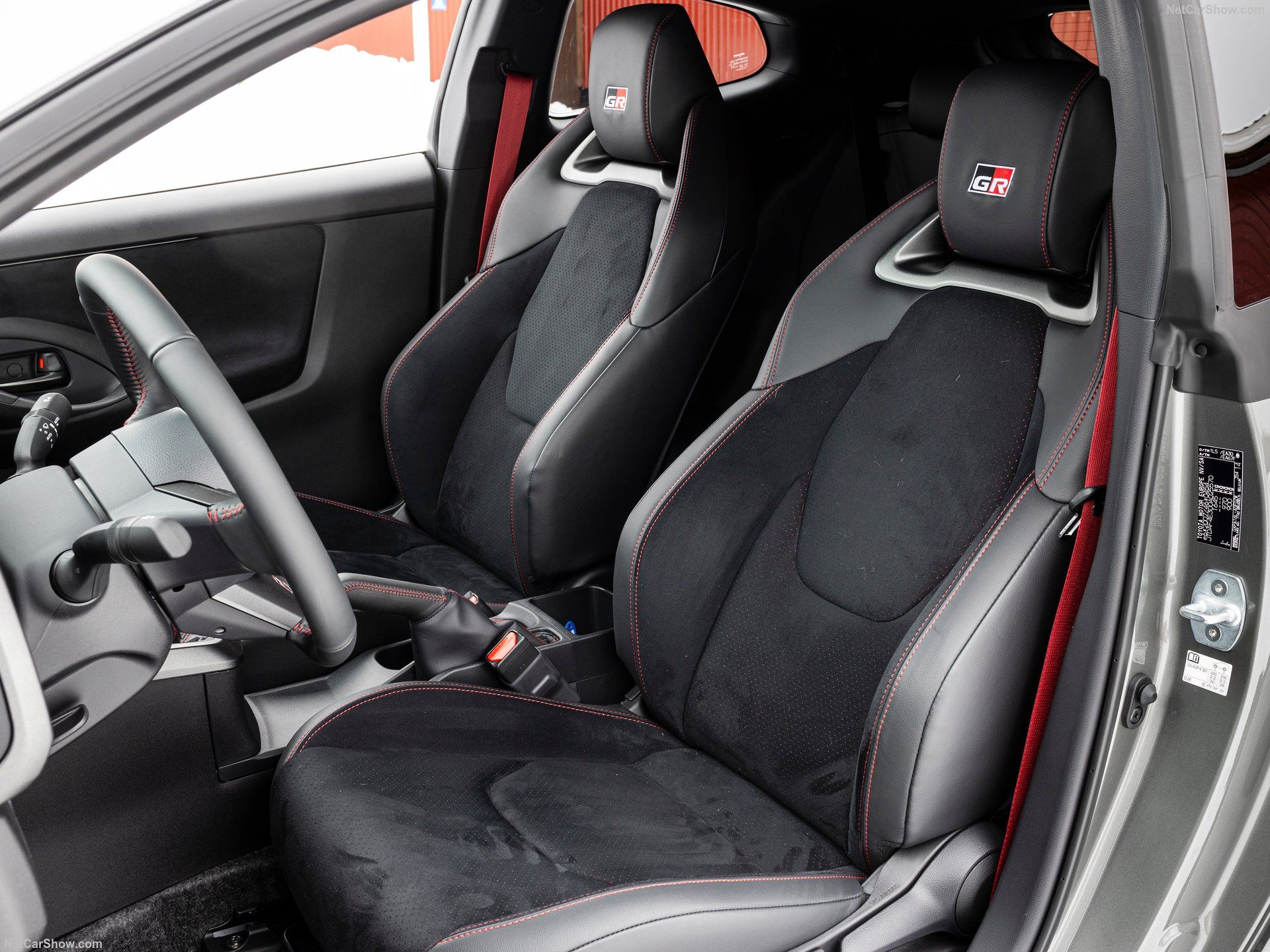 En seguridad activa, el nuevo GR Yaris se coloca a la altura del resto de la gama de producto de Toyota, con novedades como el Asistente Anti-Colisión en Giros, Asistente Activo de Emergencia a la dirección (ESA) o Actualizaciones Online (OTA) 10 años.