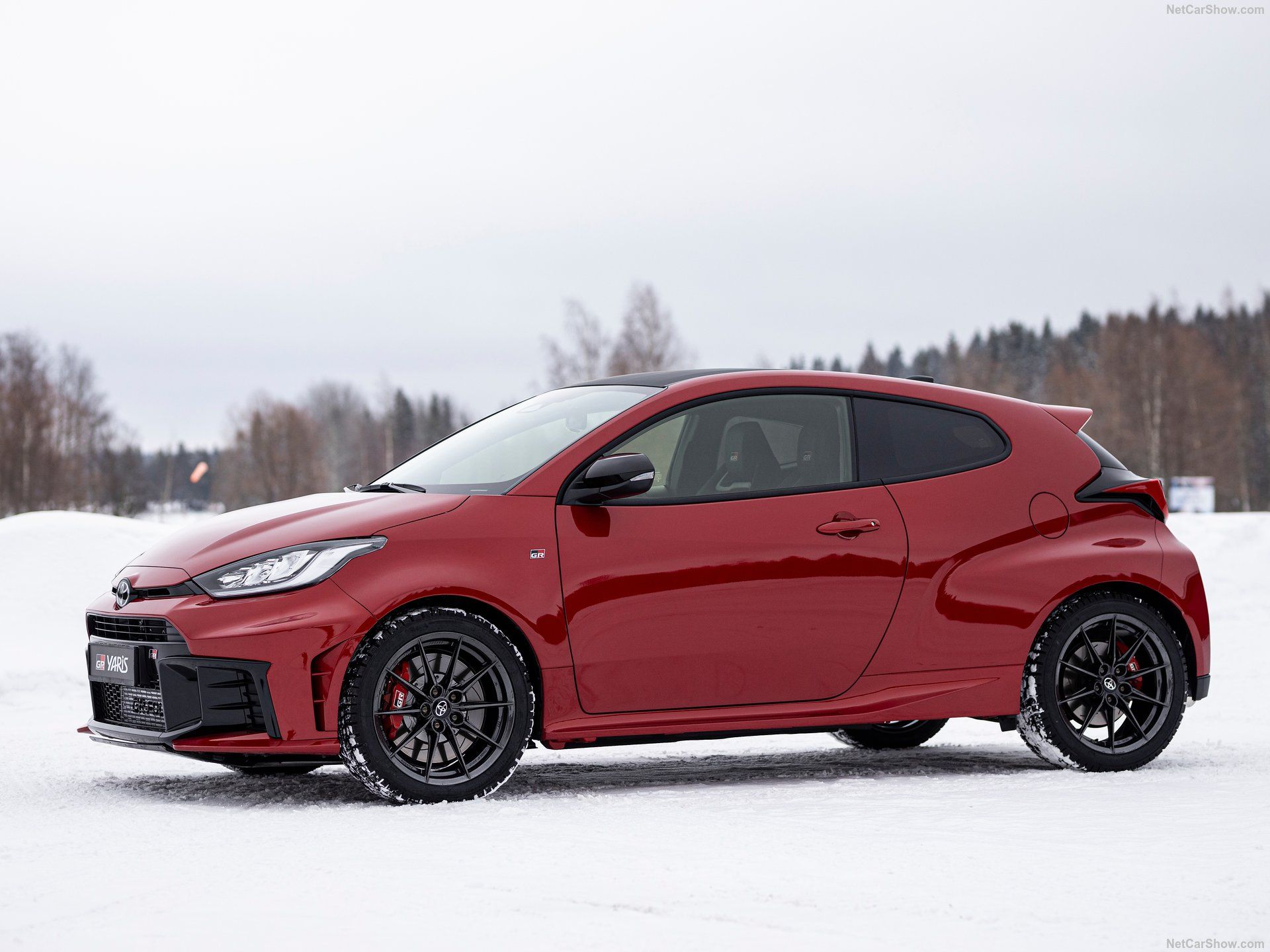 Con el Circuit Pack, el modelo equipa llantas forjadas de 18” y una tapicería de cuero sintético, también en color oscuro, pero con pespuntes y cinturones delanteros en color rojo. Tanto el acabado RZ como el RZ Circuit Pack están disponibles con cambio manual.