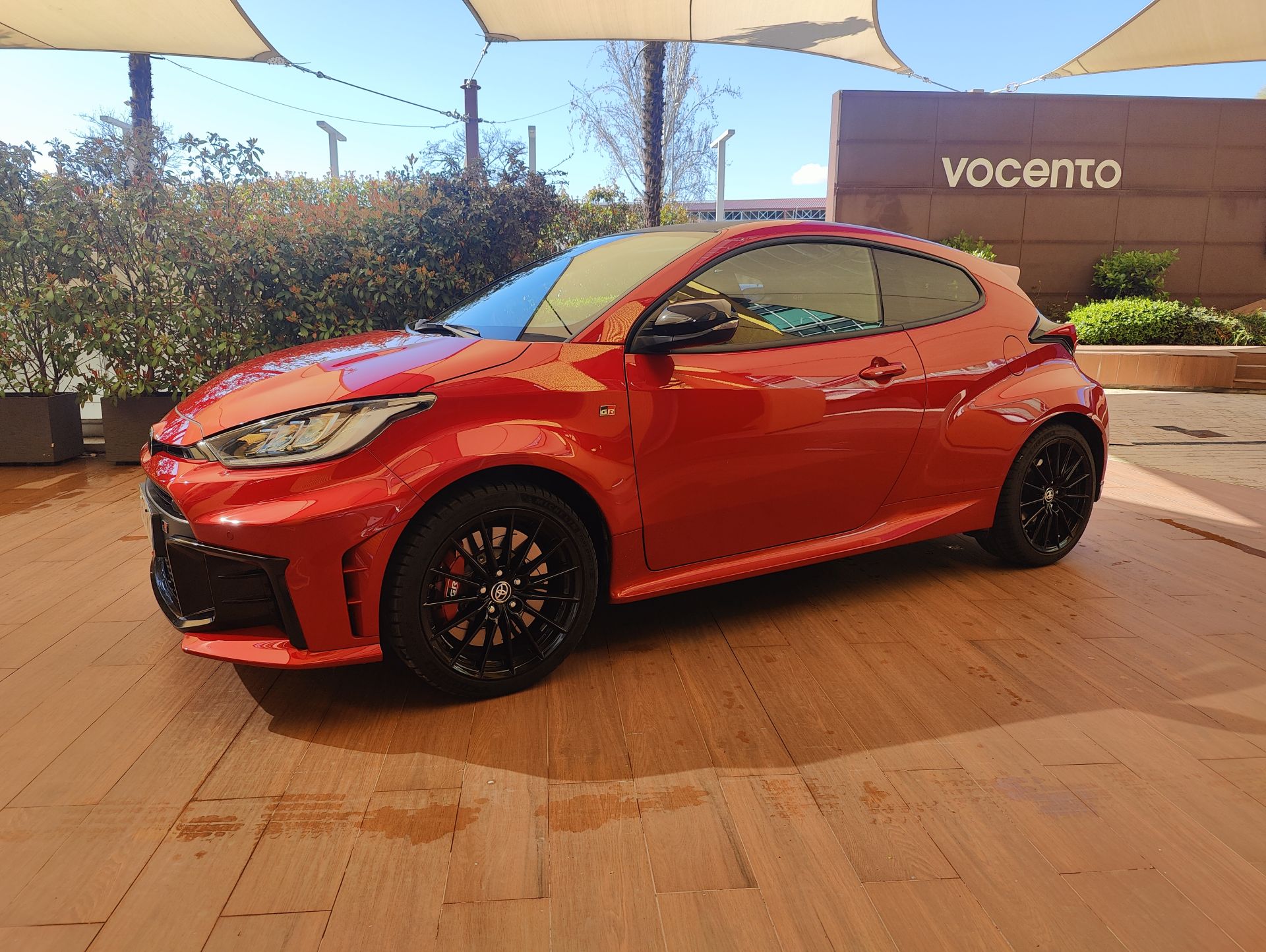 Por su parte, el Touring Pack incluye detector de ángulo muerto, sensores de aparcamiento delanteros y traseros, volante y asientos delanteros calefactables y equipo de audio premium JBL® con ocho altavoces. Esta opción, a diferencia de los otros dos, está disponible tanto con cambio automático como con cambio manual.