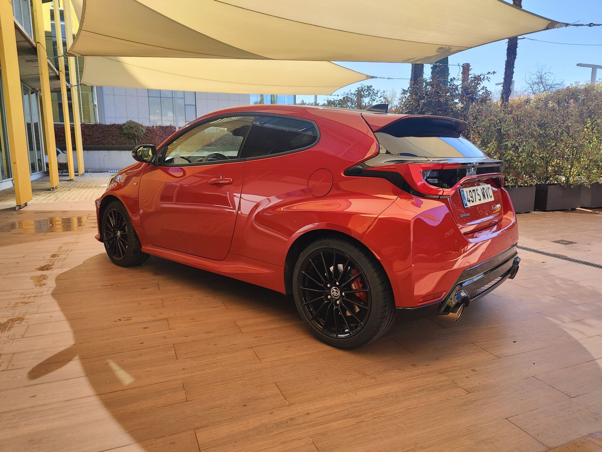 Por último, el Touring Pack Plus está disponible con cambio manual y, adicionalmente al equipamiento que incluye el acabado Touring Pack, equipa llantas forjadas de 18” con asientos de cuero sintético con pespuntes y cinturones en color rojo.