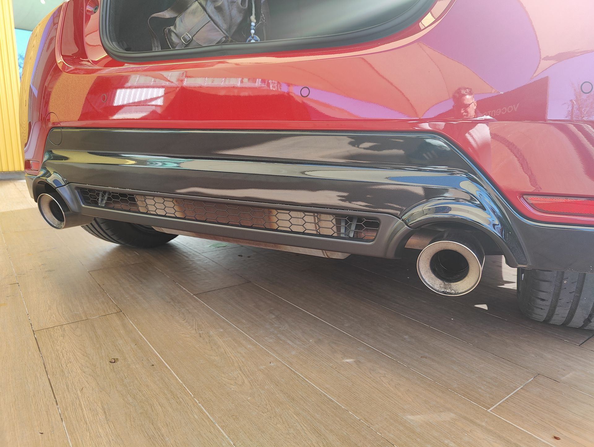 Por ejemplo, se ha reducido la altura del puesto de conducción en 25 mm, permitiendo adoptar una postura más adecuada para practicar una conducción dinámica o rodar en pista.