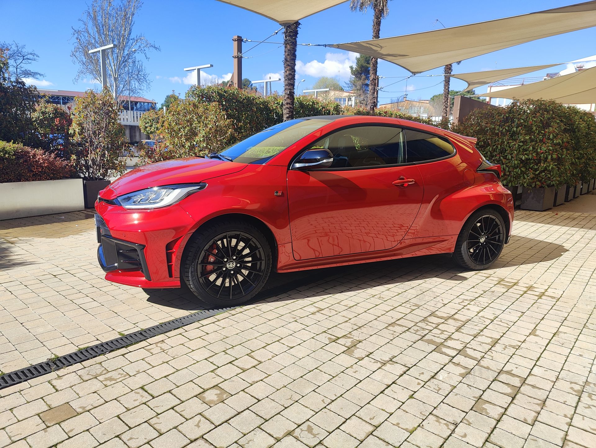 El GR Yaris cosechó multitud de éxitos desde el momento de su lanzamiento en el año 2020 y tiene su origen en la filosofía de mejora constante que emerge de la competición por venir del mundo de los rallyes.