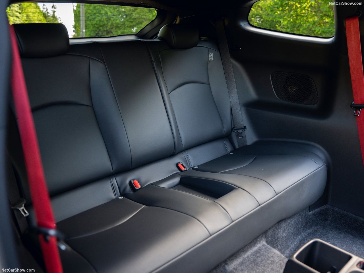 El acabado RZ del GR Yaris 2024 incluye como novedad el diferencial Torsen® de deslizamiento limitado, suspensión GR Circuit, pinzas de freno de color rojo, llantas de aleación de 18”, neumáticos Michelin Pilot Sport 4S y tapicería de cuero sintética en color oscuro con pespuntes en gris.