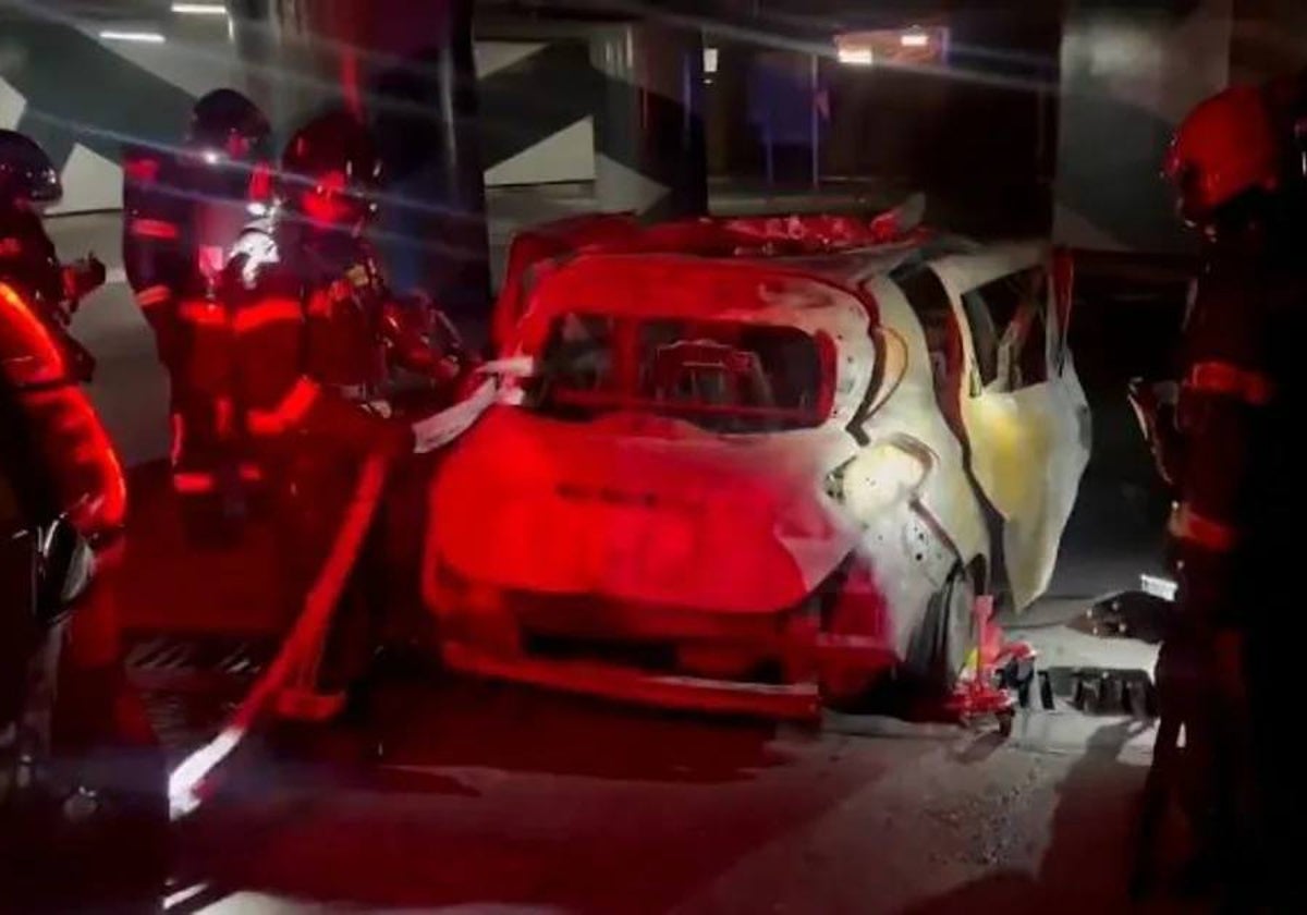 Apagar incendio en un coche