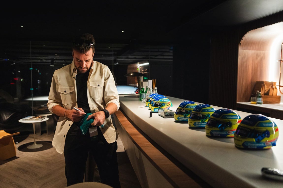Fernando Alonso firmó los cascos de su recorrido con el equipo Aston Martin Aramco.