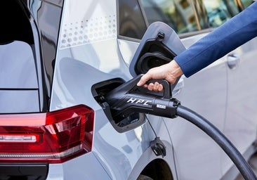 Mitos del coche eléctrico: ¿es cierto que son caros, no tienen autonomía y su carga es complicada?