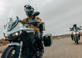 Qué llevar, cómo colocar y viajar con equipaje en moto