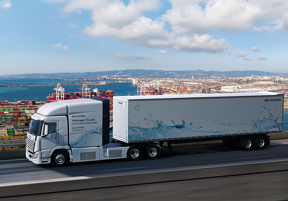 El camión de pila de combustible XCIENT se exponen en la ACT Expo 2025