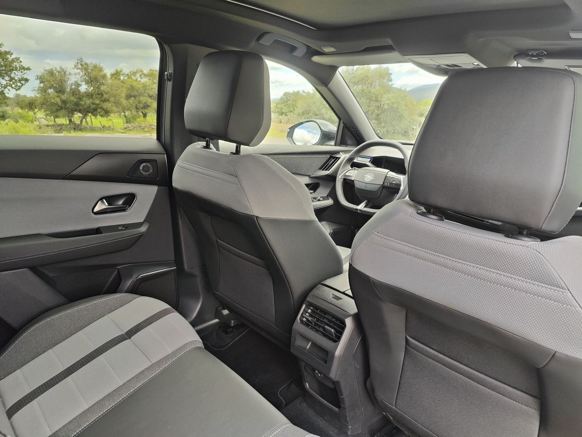 Tras el volante, un discreto y amplio cuadro de instrumentos totalmente digital proporciona información esencial, permitiendo al conductor centrarse en el placer de conducir y, en combinación con la pantalla de visualización frontal Intelli-HUD, evitando la necesidad de apartar la vista de la carretera