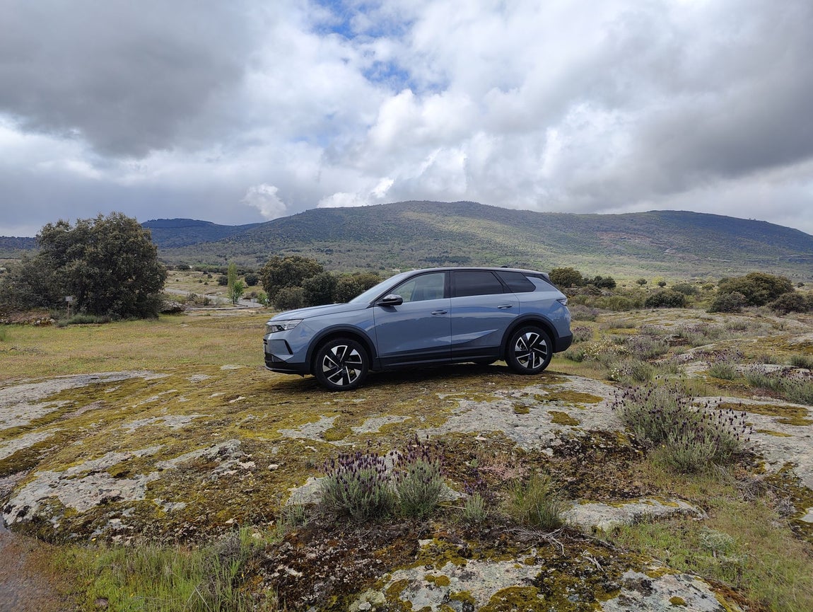 Opel ha puesto énfasis en la sostenibilidad en el diseño, eliminando las aplicaciones cromadas en la carrocería