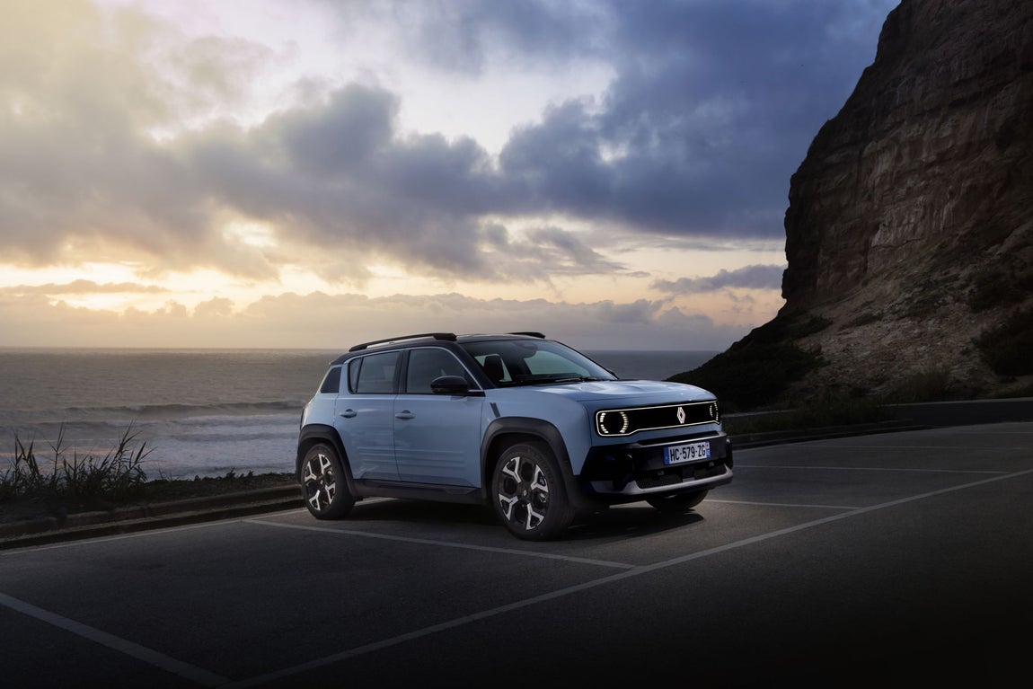 Renault 4 E-Tech eléctrico autonomía confort (hasta 409 km WLTP) asociado a un motor de 120 CV y batería de 52 kWh parte de 32.900 euros (sin incluir descuentos).