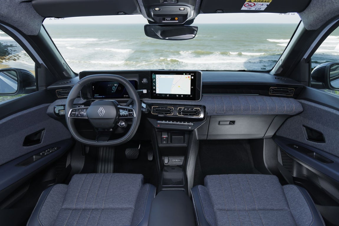 El Renault 4 E-Tech eléctrico encuentra ahí su hueco, en el segmento B, justo por encima de Renault 5 E-Tech eléctrico. Ligeramente más grande y espacioso que este último, se posiciona como Captur con respecto a Clio.
