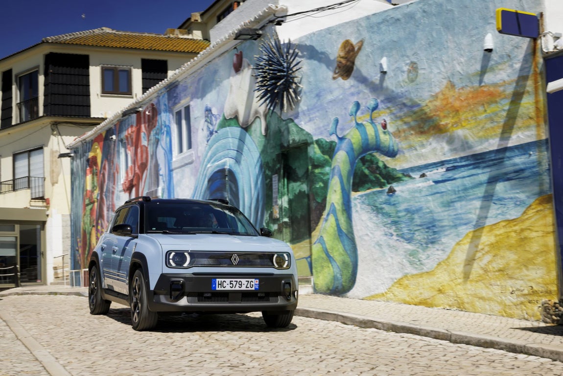 Renault 4 E-Tech 100% eléctrico encuentra ahí su hueco, en el segmento B, justo por encima de Renault 5 E-Tech 100% eléctrico.
