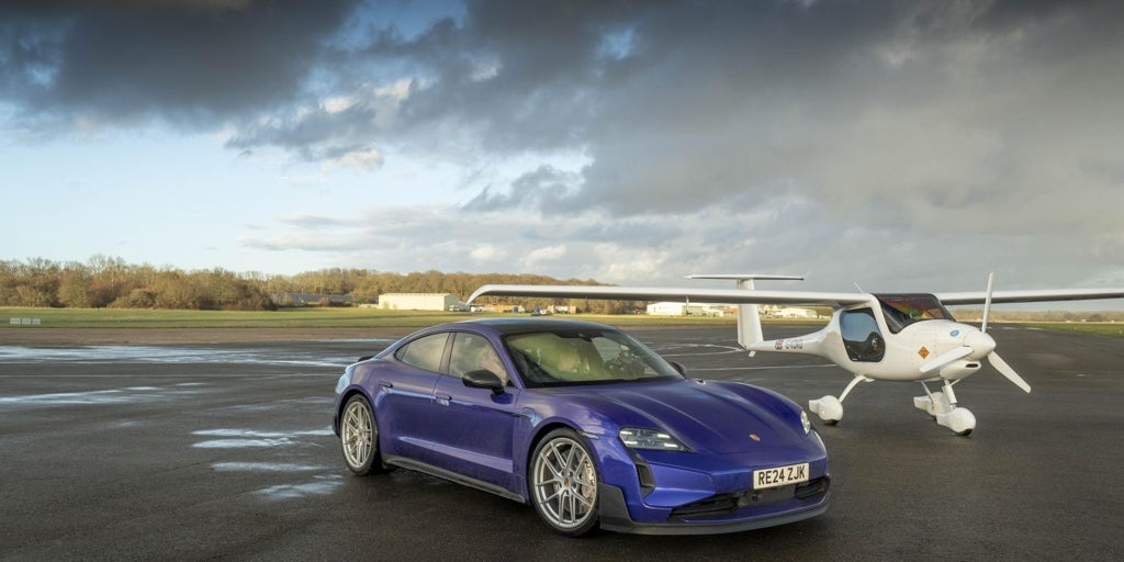 ¿Quién gana, tierra o aire?: Así es la carrera entre un Porsche Taycan y un avión eléctrico