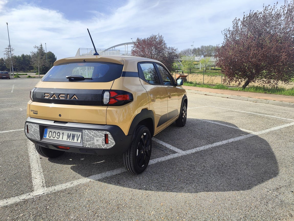 El diseño moderno del Nuevo Spring queda remarcado por los adhesivos con gráficos contemporáneos que adornan los paragolpes delantero y trasero del acabado Extreme. Las llantas de 15 pulgadas, ahora de serie en las versiones equipadas con la motorización de 65 CV y revestidas con unos tapacubos especialmente elegantes, contribuyen a la presencia robusta de Nuevo Spring.